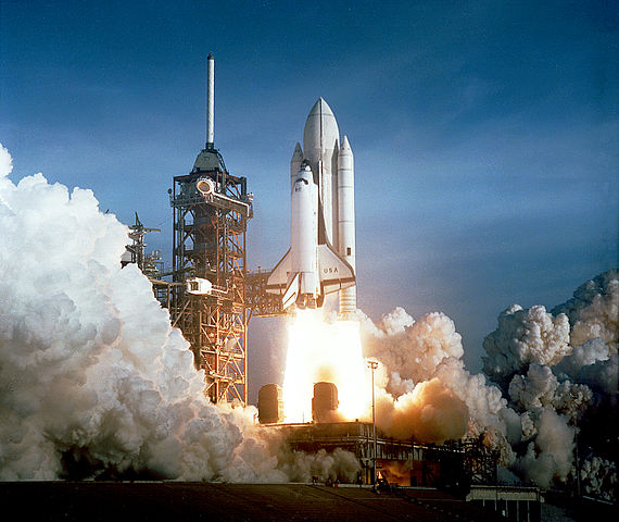 Primer lanzamiento transbordador espacial Columbia en el abril de 1981