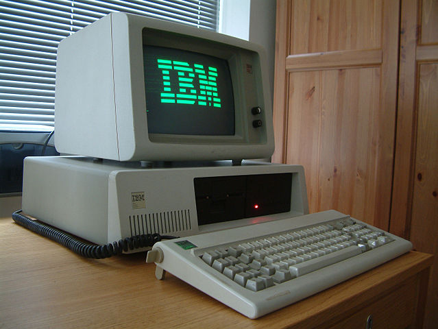 IBM PC 5150 con teclado y monitor monocromático verde