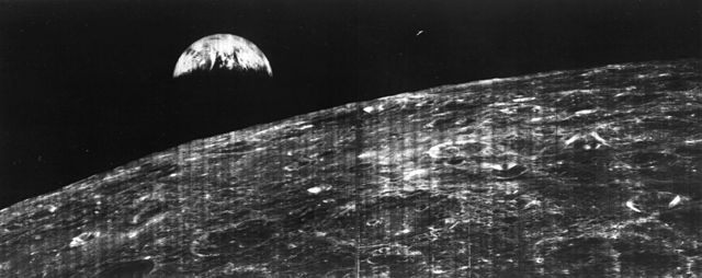 Primera imagen de la tierra desde la distancia de la Luna del 23 de Agosto de 1966