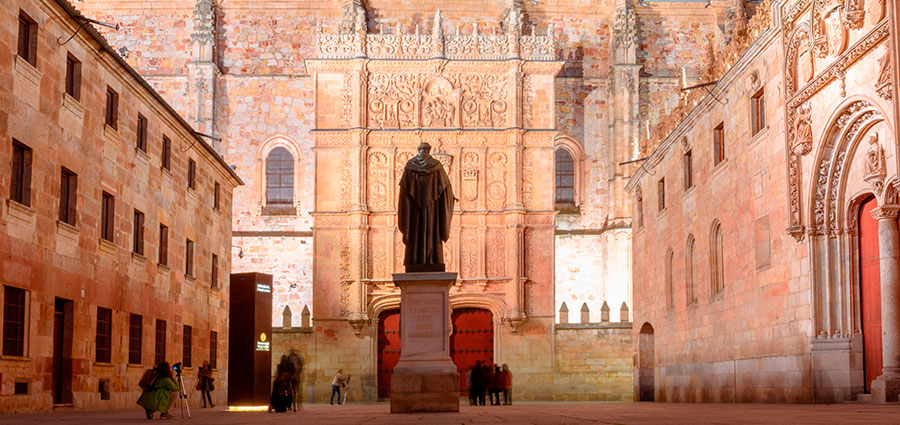 Patio de las principales escuelas, con la estatua de Fray Luis de León y la fachada de la antigua Universidad de Salamanca, de noche