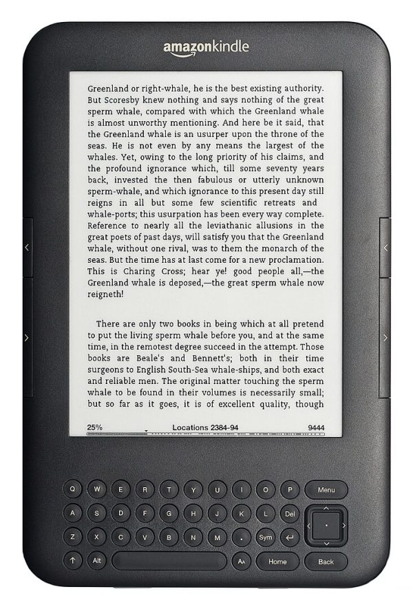 Tercera generación de Amazon Kindle, mostrando texto de la novela Moby-Dick.
